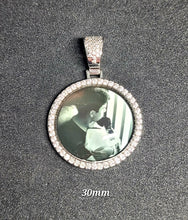 Cargar imagen en el visor de la galería, Round with Rhinestones Gold Plating Photo Pendant
